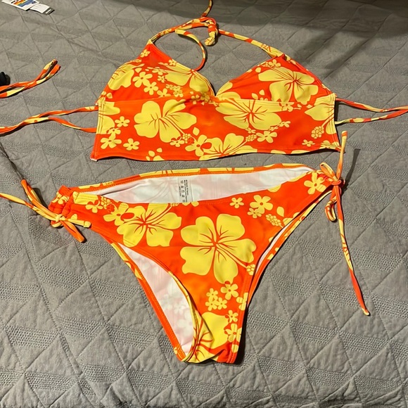 Bikini Set - Picture 1 of 4